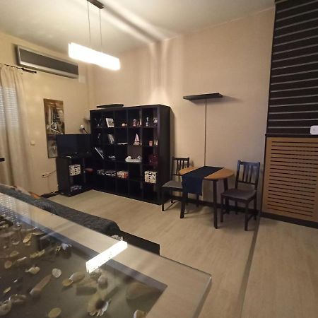 Modern Apartment, 5΄ Walk From Central Metro Station 아테네 외부 사진